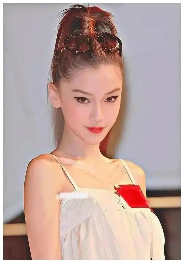 组图:angelababy嫩模出道时照片曝光 高马尾配吊梢眉俏皮可爱