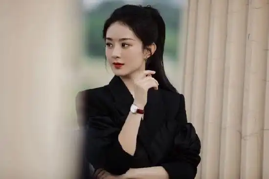 照片中,赵丽颖梳着高马尾,搭配v领黑西装,飒气十足.