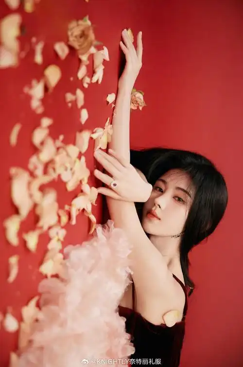 鞠婧祎身穿knightly礼服 "花海" ,演绎极致的奢华.