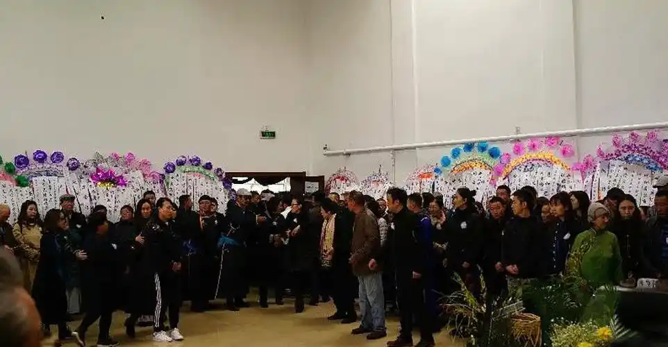"吉祥三宝"布仁巴雅尔追悼会在海拉尔举行 妻女养子失声痛哭