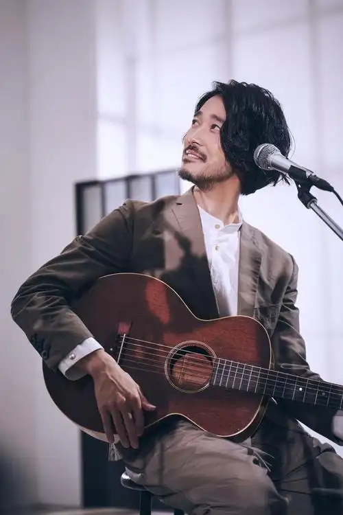 睽违四年,吴青峰再进校园连赶二场压轴演唱 笑喊自己「有文化又成功!