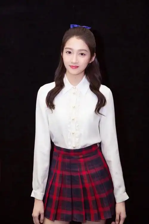 今天推荐五张照片,分别是迪丽热巴关晓彤哟!