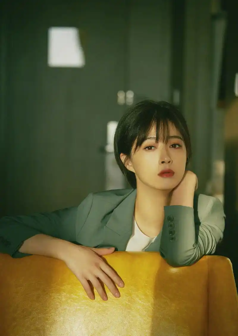 蒋欣短发西装率性干练时尚写真