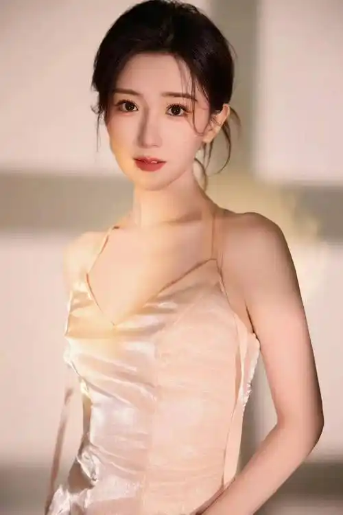 原创毛晓彤粉色抹胸连衣裙闪耀登场甜美公主范掀起新潮流风暴