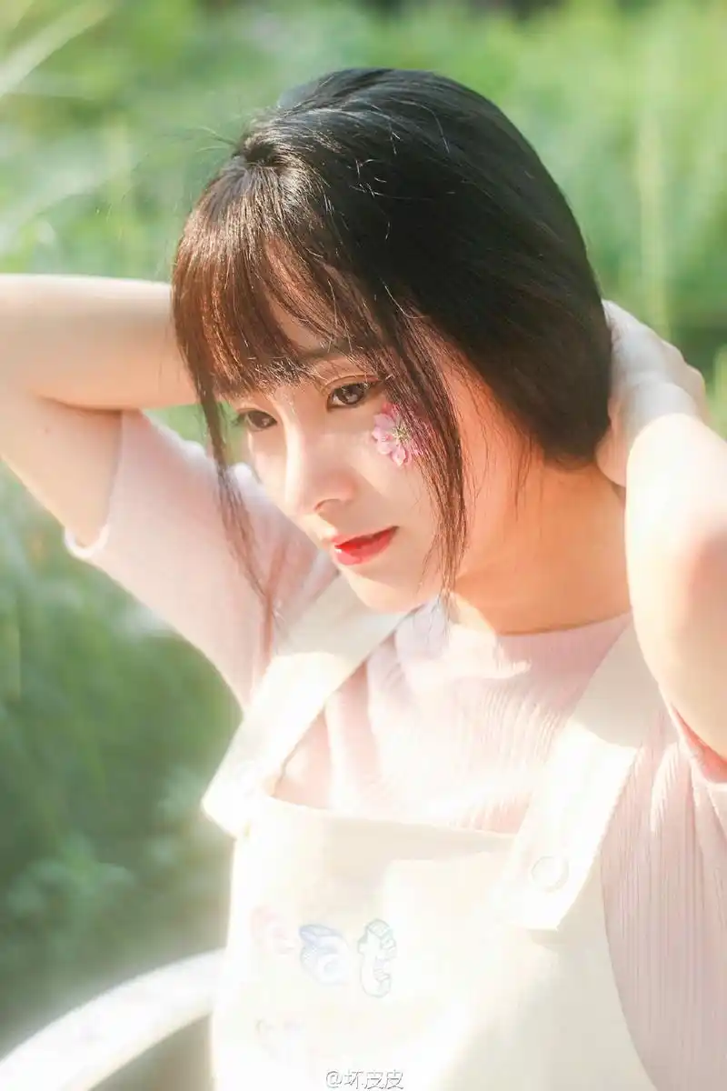 漂亮脸蛋大眼睛刘海美女