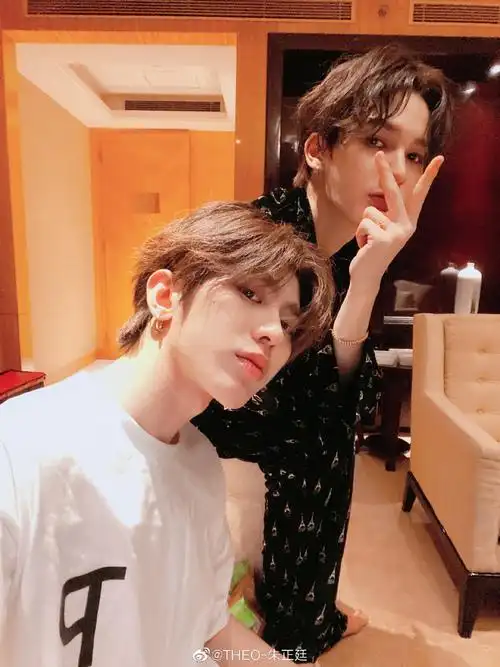 朱正廷王子异小鬼王琳凯尤长靖热度(9184)评论(248)推荐打开新页回声