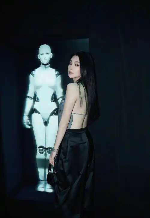 张雨绮穿着太大胆,胸前只靠一条领带遮住关键部位,后背全露着_造型