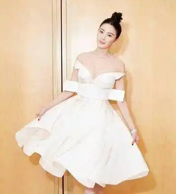 张雨绮红毯尴尬时刻,紧身超短裙,却像是裹了一层胶带_身材_美人鱼