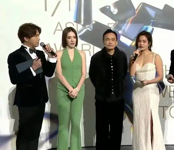 郑嘉颖的妻子陈凯琳,穿了一条白色蕾丝礼服裙亮相.