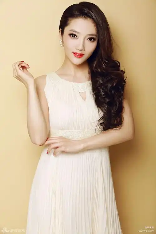 白致瑶魅力时尚写真 | 娱乐字典
