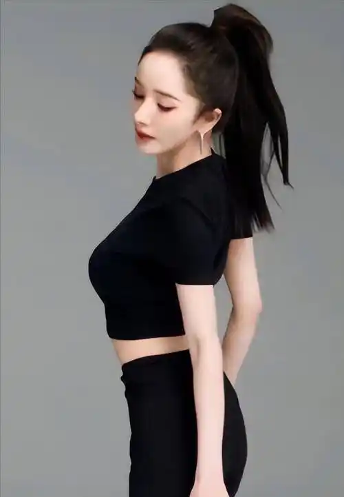 杨幂解锁纯黑造型,露出小蛮腰秀马甲线,魔鬼身材让人移不开眼睛_时尚