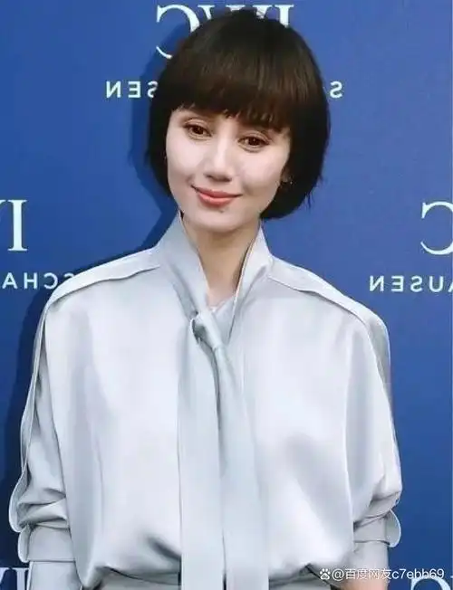 在电影《大上海》中,她与周润发合作,一个回眸便惊艳了所有观众,展现