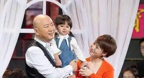 20年登舞台,55岁无儿无女,因8个字赔偿一个亿,郭冬临现状如何_表演