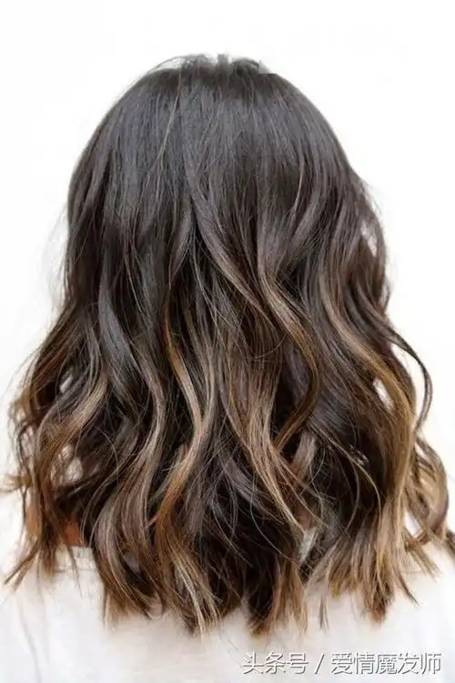 你只需挑出自己最喜欢的高亮颜色,并将它们涂抹在头发上几缕即可,用