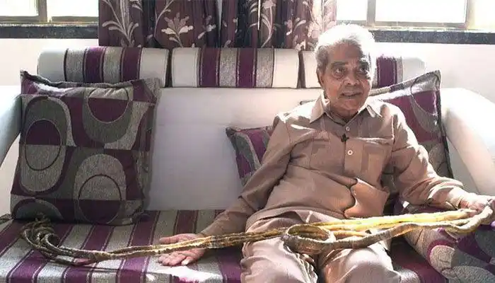 世界上指甲最长的奇人,连续留养62年,长度总和竟达9.09米