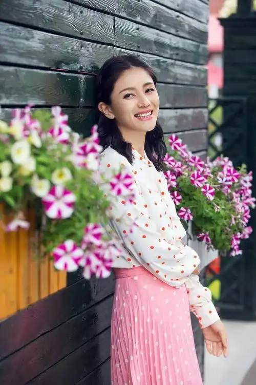 胡可保养得这么年轻,少女感十足,安吉拉着妈妈跑,胡可笑得十分开心,有