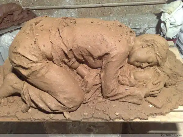 求汶川大地震中的这位伟大母亲所保护孩子的图片!