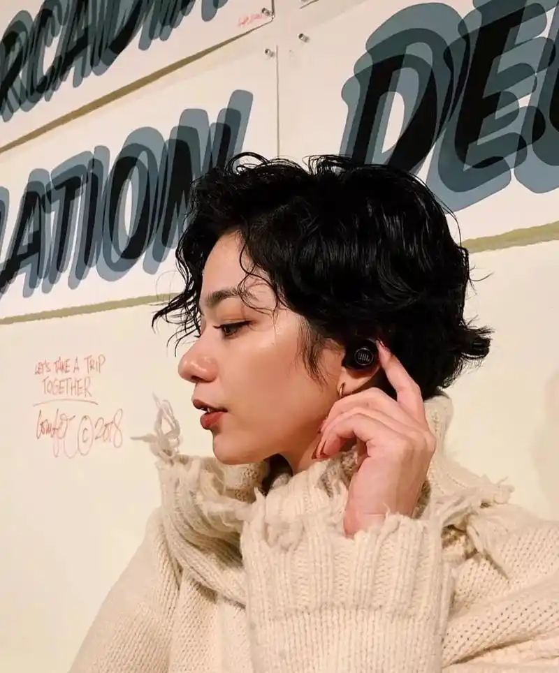 放弃大波浪吧,2020年流行回头率超高的"弹簧卷",洋气还显脸小