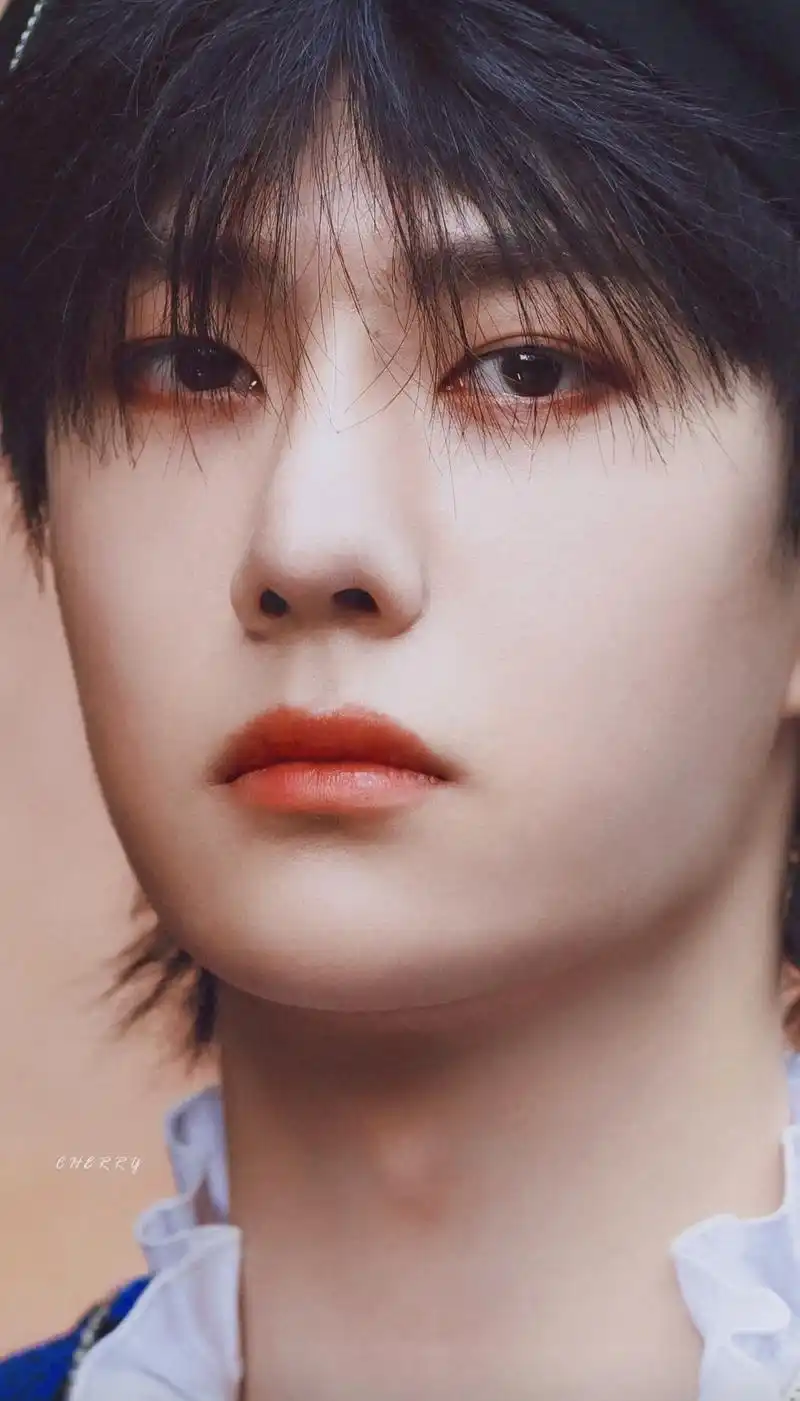 美人自带内双凤眼,王一博的高级感不在于p图双眼皮,原图洗眼!