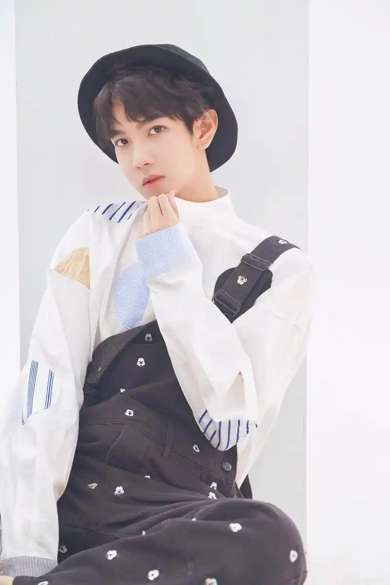 郑繁星清新校服写真青春活力少年感十足