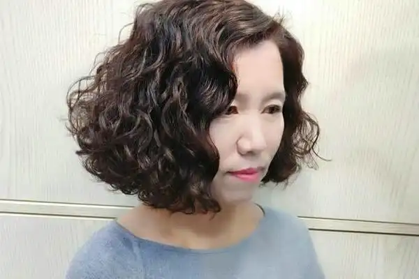 50岁女人最好看短发