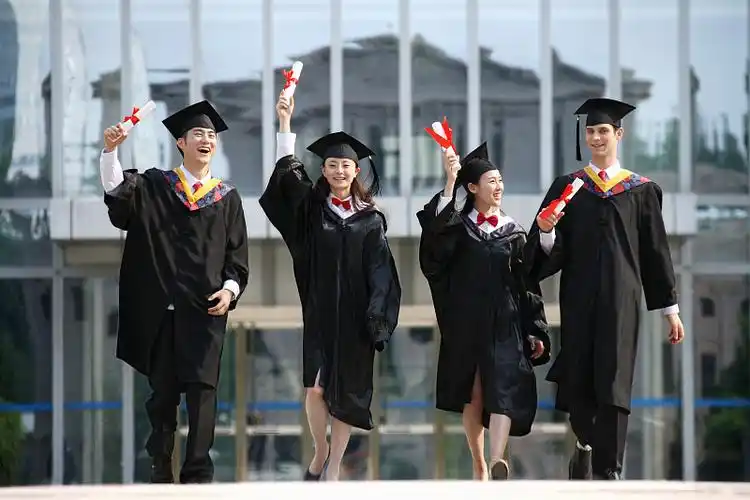四个身穿学士服的大学生图片下载