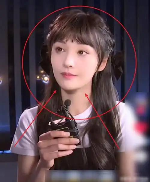 郑爽空气刘海造型曝光状态好似陶瓷娃娃这确定29岁了吗