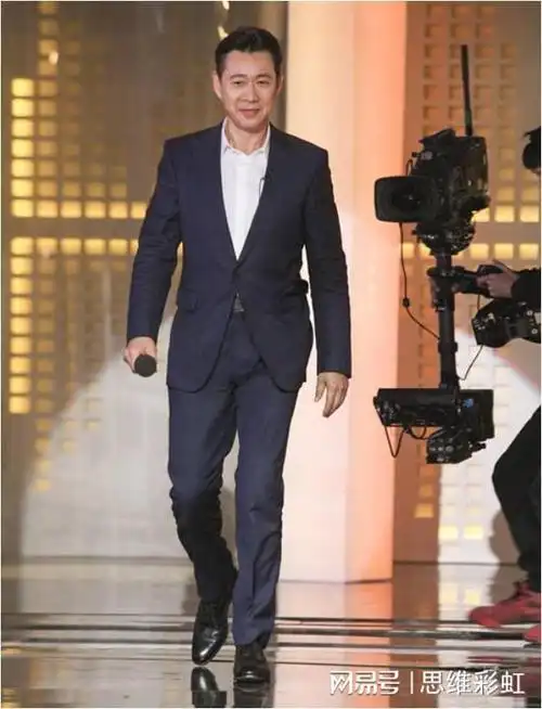 复杂的父子关系2014年,张博宇与妻子举办婚礼,但身为亲生父亲的张丰毅