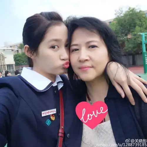 关晓彤素颜毕业照颜值高母女俩长相神似图