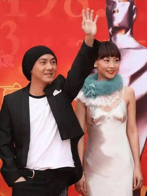 张卫健和老婆的奇怪穿搭,冬天的衣服配夏天的衣服,是冷还是热?