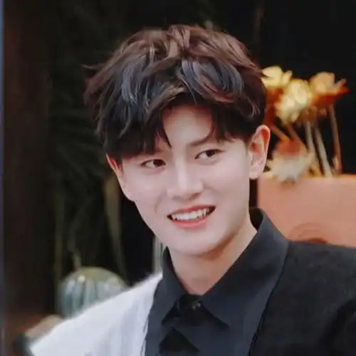 任嘉伦兰贺合照曝光,被扒两人10年前就认识,辛芷蕾也在吃瓜_腾讯新闻