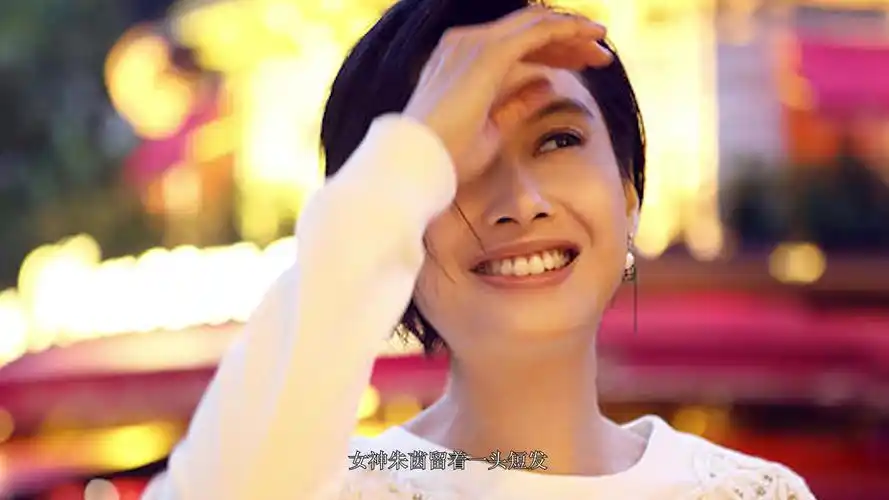 朱茵晒照展迷人笑容管他皱纹不皱纹