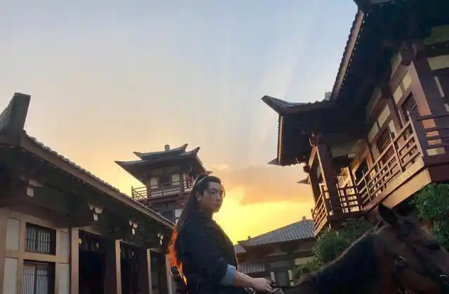 释小龙古装片场照黄昏余晖高头大马少侠英气仍在