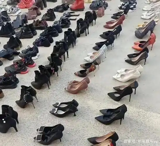 这位美女居然个人就拥有上百双鞋子,真像路边摆摊卖鞋的样子.
