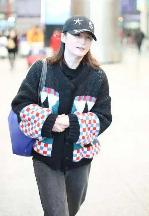 44岁蒋勤勤素颜亮相,肤白貌美气质佳,生完二胎后复出拍戏受期待