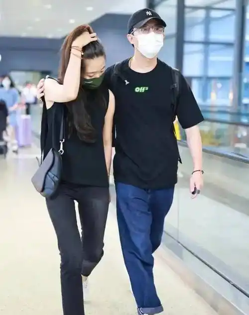 原创黄轩带女友走机场她戴口罩难掩普通单眼皮o型腿和黄轩太不搭