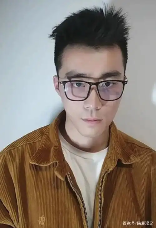 小哥哥是中国民航的一位飞行员,私下里很喜欢自拍,戴上黑框眼镜,斯文