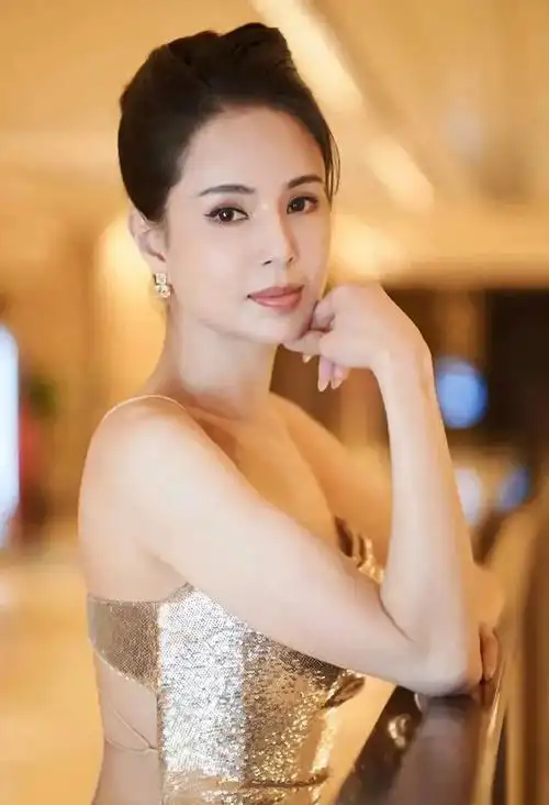 李若彤真够丰满46岁穿抹胸裙还有凹凸身材小花们都嫉妒了