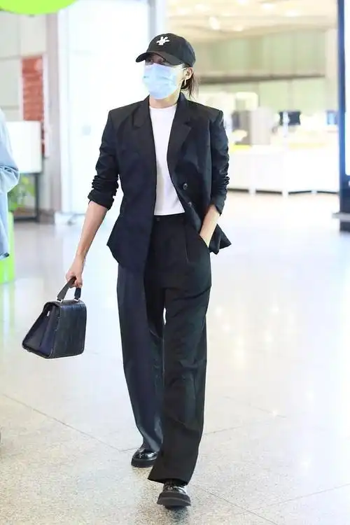 辛芷蕾街拍:黑色西装阔腿裤 valextra手袋皮鞋酷黑商务