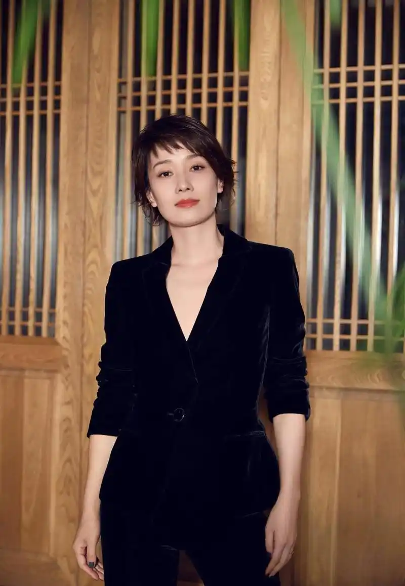 马伊琍新发型真好看,微翘短发清爽减龄,搭配丝绒西装美得高级!