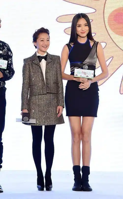 周迅和张梓琳同框不一样,身材真有新意,裙子不一样又时髦_女生_因为