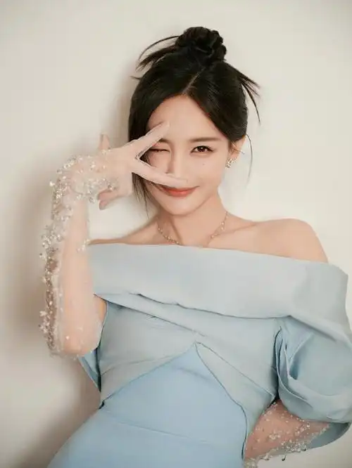 李一桐穿着一袭淡蓝色的一字肩长裙亮相,身姿曼妙,曲线玲珑,甜美可爱