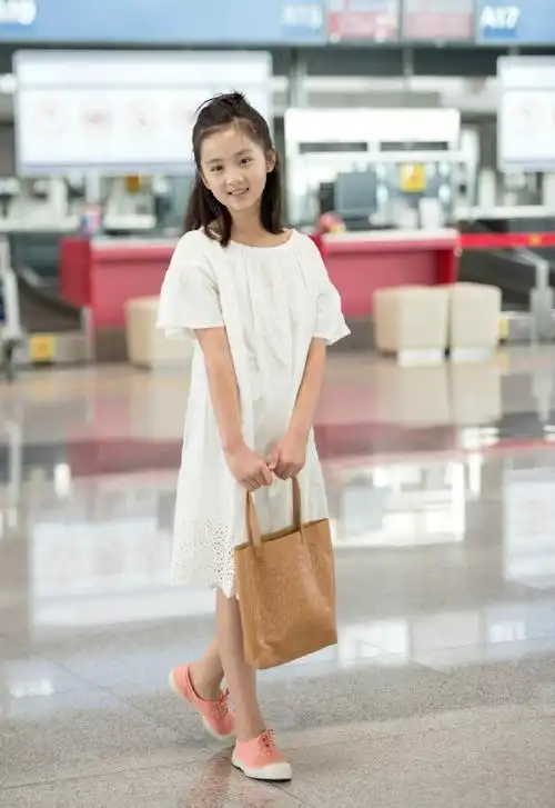 近日,一组黄多多现身机场的照片曝光,她穿着一袭白