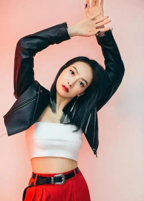 宋茜假期游玩美照曝光腹肌马甲线引无数羡慕