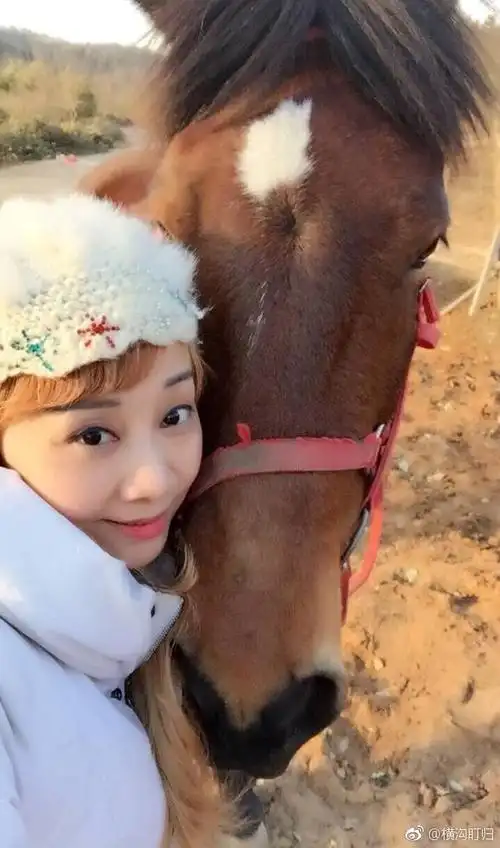 高月和云飞离婚后跟女儿和妹夫过情人节母女两人看起来像姐妹