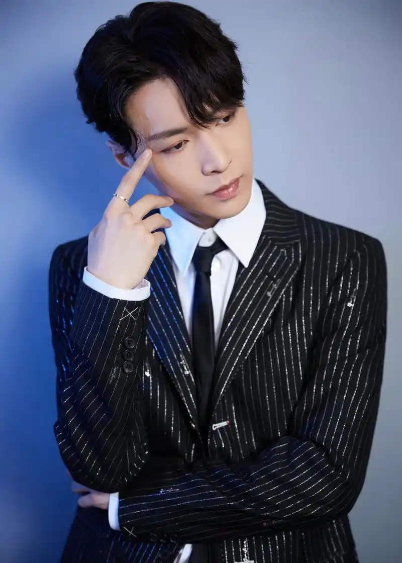 张艺兴# 有歌有梦有璀璨舞台,有光有笑有绚烂未来,我们正飞奔而向的