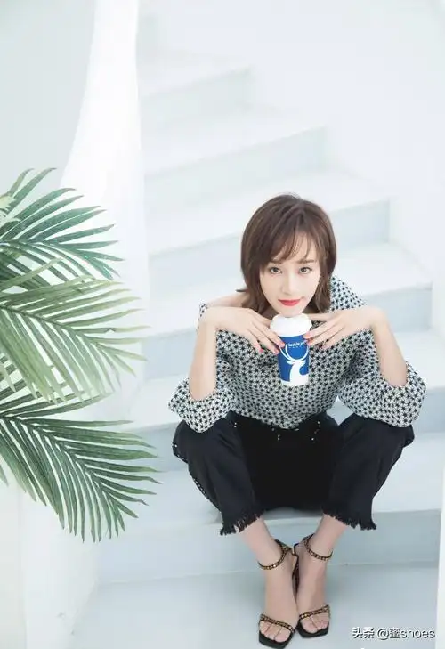 39码的大脚蓝盈莹(是能力匹配的上野心的姑娘性感气质爆棚) - 品度