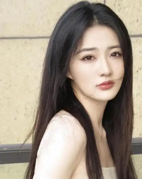 疑似曝光徐璐新恋情,和小五岁的吴崇轩一起逛街,两人以前合作过|乔任