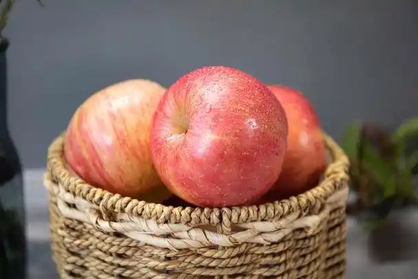 晚上吃苹果会伤胃吗?医生:晚上少吃4种食物,或助保护肠胃健康