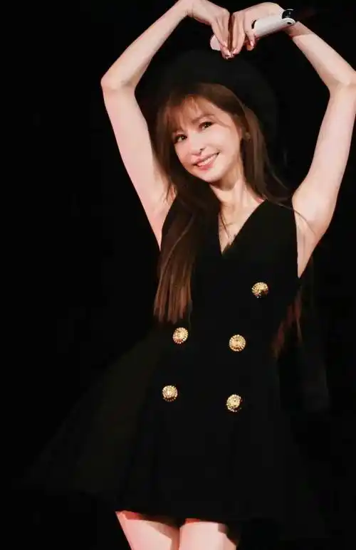 在故宫偶遇王心凌,她穿着新中式,一眼认出她的大眼睛,她很娇小